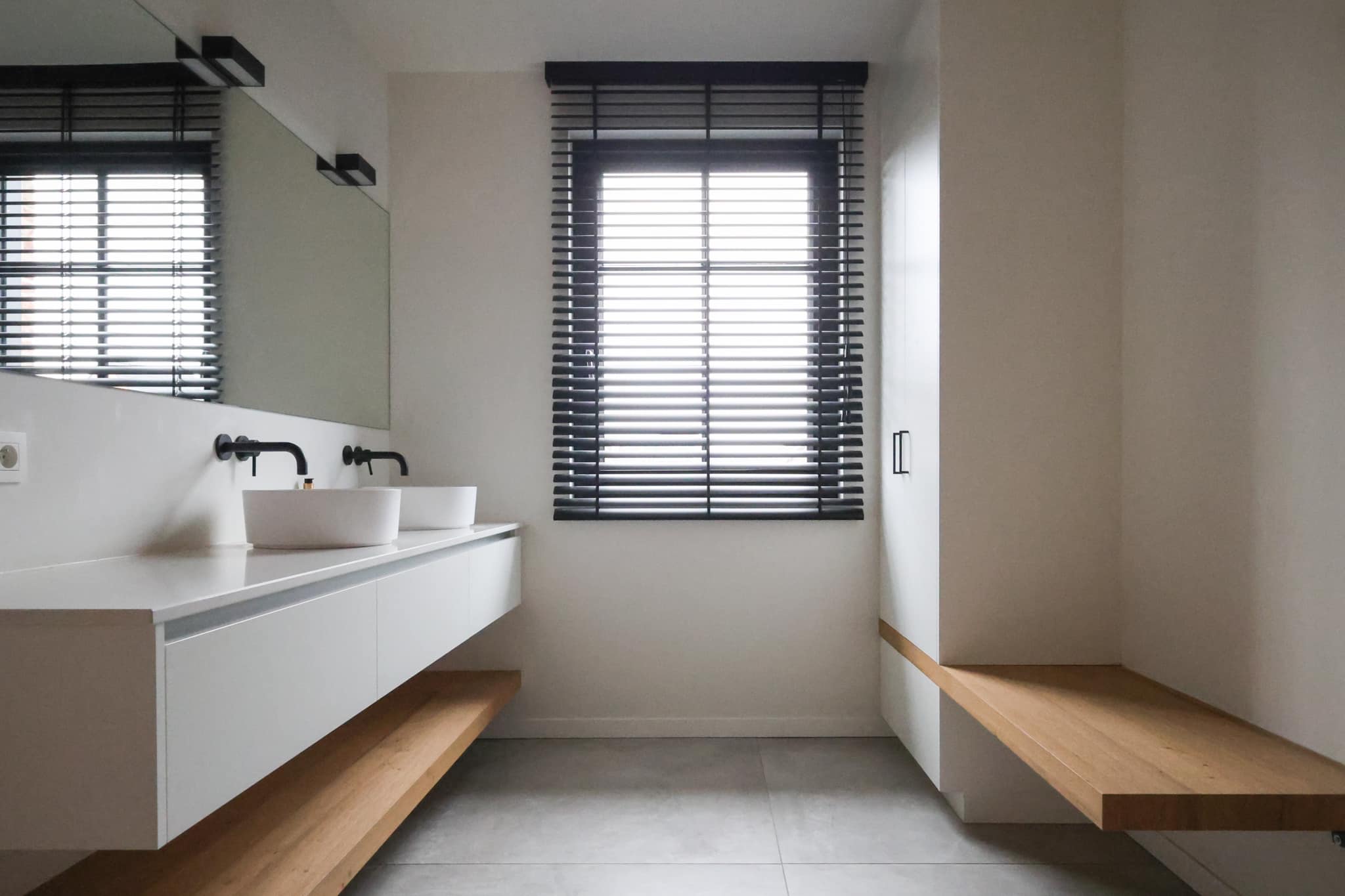 Strak wit badkamermeubel met licht houten afwerking en opliggende wasbakken JM Interieur